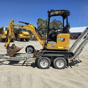 Mini-pelle Caterpillar 301.7CR de 2021, équipée de 3 godets et d’une remorque. Compacte, maniable et polyvalente, elle est idéale pour les travaux de terrassement, creusement, tranchées, nivellement et aménagement, notamment dans les espaces restreints.
